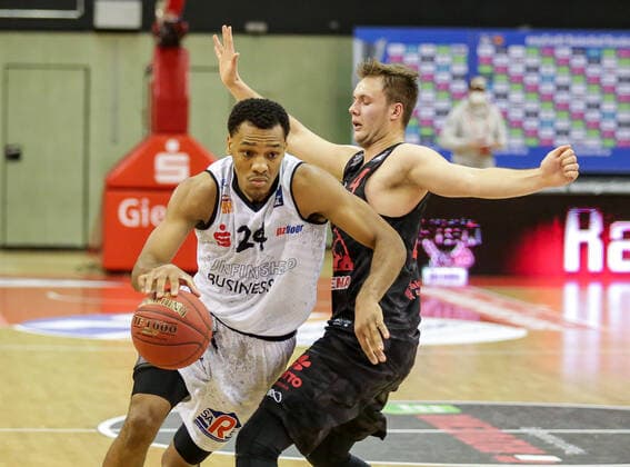 Germany, Giessen, Osthalle, 18 12 2020, easy Credit BBL, 7 Spieltag, JobStairs Giessen 46ers NINERS Chemnitz Picture v li George King Niners Chemnitz , Bjarne Kraushaar Jobstairs Giessen 46ers Copyright: HMBxMedia ThomasxJäger