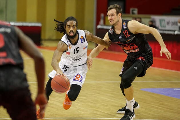 Germany, Giessen, Osthalle, 18 12 2020, easy Credit BBL, 7 Spieltag, JobStairs Giessen 46ers NINERS Chemnitz Picture from left Marcus Thornton Niners Chemnitz , Johannes Richter Jobstairs Giessen 46ers Copyright: HMBxMedia ThomasxJäger
