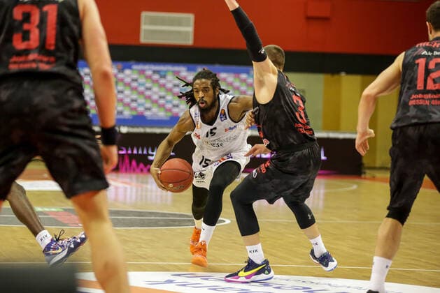 Germany, Giessen, Osthalle, 18 12 2020, easy Credit BBL, 7 Spieltag, JobStairs Giessen 46ers NINERS Chemnitz Picture from left Marcus Thornton Niners Chemnitz ,Liam O Reilly Jobstairs Giessen 46ers Copyright: HMBxMedia ThomasxJäger