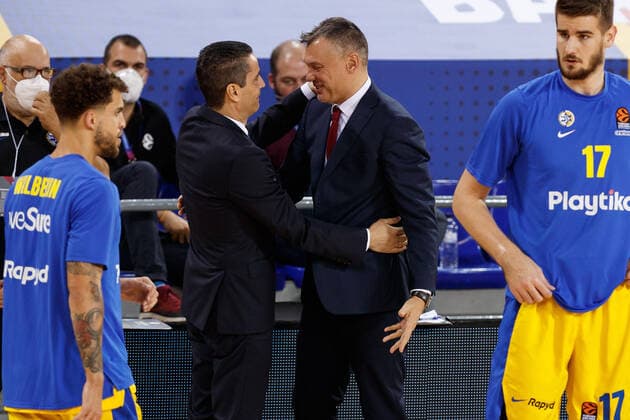 December 18, 2020, Barcelona, Spain: Sarunas Jasikevicius of FC Barcelona, Barca with Ioannis Sfairopoulos of Maccabi Playtika Tel Aviv during the Turkish Airlines EuroLeague match between FC Barcelona and Maccabi Playtika Tel Aviv at Palau Blaugrana in Barcelona, Spain. Barcelona Spain - ZUMAd159 20201218_zia_d159_003 Copyright: xDavidxRamirezx