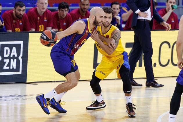 December 18, 2020, Barcelona, Spain: Nick Calathes of FC Barcelona, Barca in action with Tyler Dorsey of Maccabi Playtika Tel Aviv during the Turkish Airlines EuroLeague match between FC Barcelona and Maccabi Playtika Tel Aviv at Palau Blaugrana in Barcelona, Spain. Barcelona Spain - ZUMAd159 20201218_zia_d159_009 Copyright: xDavidxRamirezx