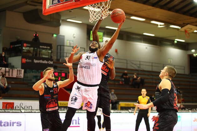 Joseph Lawson Chemnitz moves to the basket, back from left Ferdinand Zylka Giessen , Brandon Bowman Giessen , Scottie James Jr Giessen Jobstairs Giessen 46ers vs Niners Chemnitz, Basketball, easyCredit BBL, 18 12 2020 Jobstairs Giessen 46ers vs Niners Chemnitz, Basketball, easyCredit BBL, 18 12 2020 Giessen Copyright: xEibner-Pressefotox EP_RWS