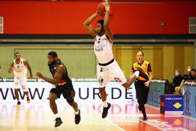 Terrel Harris Chemnitz on the ball, left Jonathan Stark Giessen Jobstairs Giessen 46ers vs Niners Chemnitz, basketball, easyCredit BBL, 18 12 2020 Jobstairs Giessen 46ers vs Niners Chemnitz, basketball, easyCredit BBL, 18 12 2020 Giessen Copyright: xEibner-Pressefotox EP_RWS