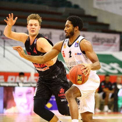 Terrel Harris Chemnitz in duel with Bjarne Kraushaar Giessen Jobstairs Giessen 46ers vs Niners Chemnitz, Basketball, easyCredit BBL, 18 12 2020 Jobstairs Giessen 46ers vs Niners Chemnitz, Basketball, easyCredit BBL, 18 12 2020 Giessen Copyright: xEibner-Pressefotox EP_RWS