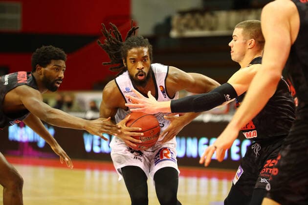Marcus Thornton Chemnitz one-on-one with Isaac Hamilton Giessen, left, and Liam O Reilly Giessen Jobstairs Giessen 46ers vs Niners Chemnitz, Basketball, easyCredit BBL, 18 12 2020 Jobstairs Giessen 46ers vs Niners Chemnitz, Basketball, easyCredit BBL, 18 12 2020 Giessen Copyright: xEibner-Pressefotox EP_RWS