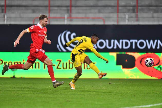 Fußball 1 Bundesliga, Saison 2020 2021, 13 Spieltag, FC Union Berlin Borussia Dortmund am 18 11 2020 im Stadion an der Alten Försterei Dortmunds Youssoufa Moukoko scores with this shot to 1 1 DFL REGULATIONS PROHIBIT ANY USE OF PHOTOGRAPHS AS IMAGE SEQUENCES AND OR QUASI VIDEO Copyright: xNeundorf Kirchnerx