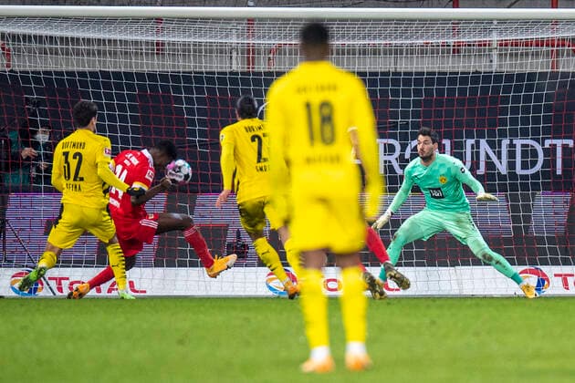 Fußball 1 Bundesliga, Saison 2020 2021, 13 Spieltag, FC Union Berlin Borussia Dortmund am 18 11 2020 im Stadion an der Alten Försterei Berlins Taiwo Awoniyi scores to make it 1 0 DFL REGULATES PROHIBIT ANY USE OF PHOTOGRAPHS AS IMAGE SEQUENCES AND OR QUASI VIDEO Copyright: xNeundorf Kirchnerx