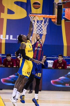 December 18, 2020, Barcelona, Barcelona, Spain: Nikola Mirotic of FC Barcelona, Barca takes a shot under pressure Othello Hunter of Maccabi Playtika Tel Aviv during the Turkish Airlines EuroLeague match between Fc Barcelona and Maccabi Playtika Tel Aviv at Palau Blaugrana on December 18, 2020 in Barcelona, Spain. Barcelona Spain - ZUMAa181 20201218_zaa_a181_074 Copyright: xJavierxBorregox