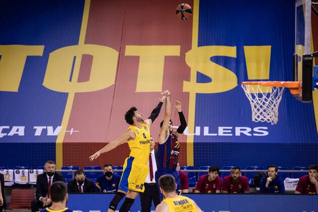 Sport Bilder des Tages December 18, 2020, Barcelona, Barcelona, Spain: Sergi Martinez of FC Barcelona, Barca takes a shot under pressure Angelo Caloiaro of Maccabi Playtika Tel Aviv during the Turkish Airlines EuroLeague match between Fc Barcelona and Maccabi Playtika Tel Aviv at Palau Blaugrana on December 18, 2020 in Barcelona, Spain. Barcelona Spain - ZUMAa181 20201218_zaa_a181_078 Copyright: xJavierxBorregox