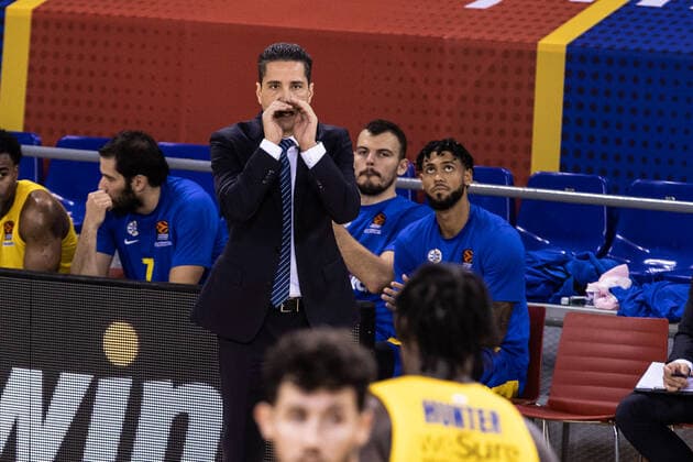 December 18, 2020, Barcelona, Barcelona, Spain: Ioannis Sfairopoulos, Head coach of Maccabi Playtika Tel Aviv gestures during the Turkish Airlines EuroLeague match between FC Barcelona, Barca and Maccabi Playtika Tel Aviv at Palau Blaugrana on December 18, 2020 in Barcelona, Spain. Barcelona Spain - ZUMAa181 20201218_zaa_a181_112 Copyright: xJavierxBorregox