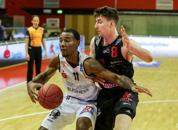 Germany, Giessen, Osthalle, 18 12 2020, easy Credit BBL, 7 Spieltag, JobStairs Giessen 46ers NINERS Chemnitz Picture v li Isiaha Mike Niners Chemnitz ,Alen Pjanic Jobstairs Giessen 46ers in duel Copyright: HMBxMedia ThomasxJäger