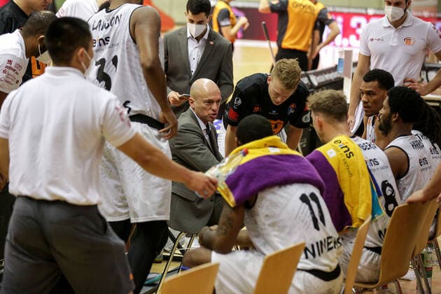 Germany, Giessen, Osthalle, 18 12 2020, easy Credit BBL, Matchday 7, JobStairs Giessen 46ers NINERS Chemnitz picture The Niners Chemnitz team during timeout. Copyright: HMBxMedia ThomasxJäger