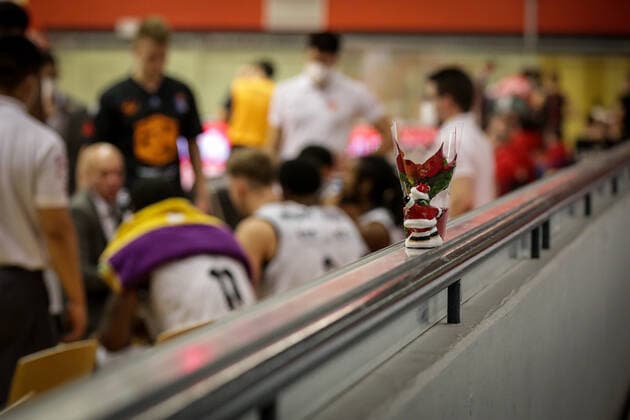 Germany, Giessen, Osthalle, 18 12 2020, easy Credit BBL, 7 matchday, JobStairs Giessen 46ers NINERS Chemnitz picture Christmas decoration in the baskeball Copyright: HMBxMedia ThomasxJäger