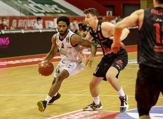 Germany, Giessen, Osthalle, 18 12 2020, easy Credit BBL, 7 Spieltag, JobStairs Giessen 46ers NINERS Chemnitz Picture v li Terrell Harris Niners Chemnitz ,Alen Pjanic Jobstairs Giessen 46ers in duel Copyright: HMBxMedia ThomasxJäger