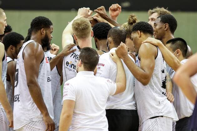 Germany, Giessen, Osthalle, 18 12 2020, easy Credit BBL, Matchday 7, JobStairs Giessen 46ers NINERS Chemnitz picture the Niners Chemnitz team standing together in the team circle after the win. Copyright: HMBxMedia ThomasxJäger