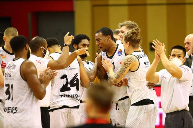 Chemnitz players happy about win in Giessen Jobstairs Giessen 46ers vs Niners Chemnitz, Basketball, easyCredit BBL, 18 12 2020 Jobstairs Giessen 46ers vs Niners Chemnitz, Basketball, easyCredit BBL, 18 12 2020 Giessen Copyright: xEibner-Pressefotox EP_RWS