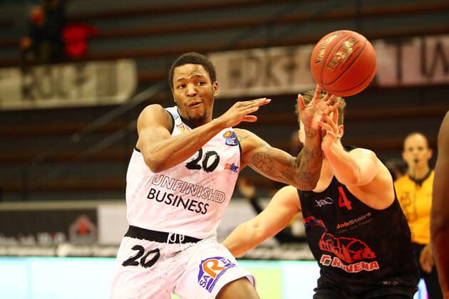 Wes Clark Chemnitz one-on-one with Bjarne Kraushaar Giessen Jobstairs Giessen 46ers vs Niners Chemnitz, Basketball, easyCredit BBL, 18 12 2020 Jobstairs Giessen 46ers vs Niners Chemnitz, Basketball, easyCredit BBL, 18 12 2020 Giessen Copyright: xEibner-Pressefotox EP_RWS