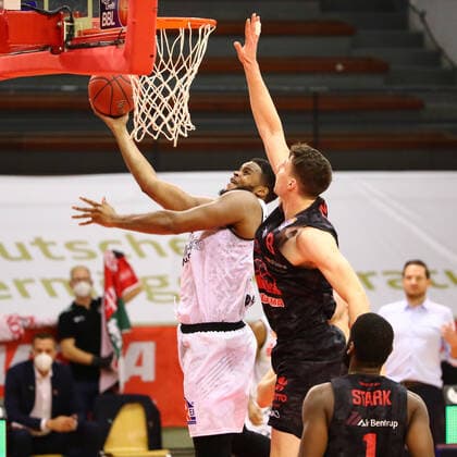 Joseph Lawson Chemnitz moves to the basket against Alen Pjanic Giessen Jobstairs Giessen 46ers vs Niners Chemnitz, Basketball, easyCredit BBL, 18 12 2020 Jobstairs Giessen 46ers vs Niners Chemnitz, Basketball, easyCredit BBL, 18 12 2020 Giessen Copyright: xEibner-Pressefotox EP_RWS