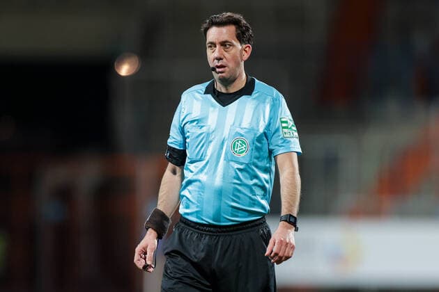 18 12 2020, Football, Season 2020 2021, 2 Bundesliga, 13 Matchday VfL Bochum 1848 1 FC Heidenheim 1846, Referee Manuel Gräfe DFL REGULATES PROHIBIT ANY USE OF PHOTOGRAPHS AS IMAGE SEQUENCES AND OR QUASI VIDEO Bochum Vonovia Ruhrstadion NRW Germany xRHR FOTO DEx