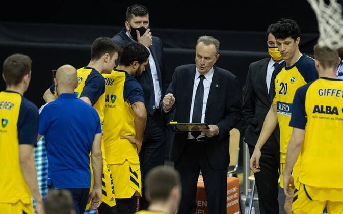 19 12 2020, Berlin, Basketball, 1 Bundesliga, easyCredit BBL, Hauptrunde, 7 Spieltag, Mercedes Benz Arena ALBA Berlin ratiopharm Ulm ALBAs Head Coach Aito Garcia Reneses discusses with his team ALBA Berlin ratiopharm Ulm