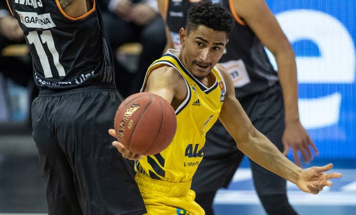 19 12 2020, Berlin, Basketball, 1 Bundesliga, easyCredit BBL, Hauptrunde, 7 Spieltag, Mercedes Benz Arena ALBA Berlin ratiopharm Ulm ALBAs Maodo Lo plays the ball ALBA Berlin ratiopharm Ulm