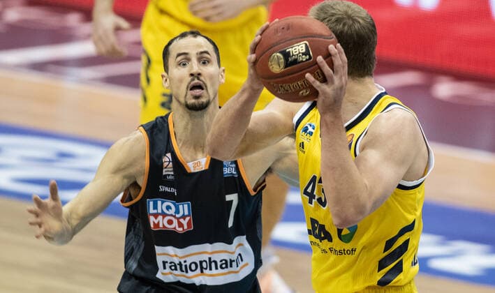 19 12 2020, Berlin, Basketball, 1 Bundesliga, easyCredit BBL, Hauptrunde, 7 Spieltag, Mercedes Benz Arena ALBA Berlin ratiopharm Ulm ALBAs Luke Sikma r fights John Petrucelli of ratiopharm Ulm for the ball ALBA Berlin ratiopharm Ulm