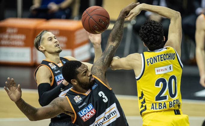 19 12 2020, Berlin, Basketball, 1 Bundesliga, easyCredit BBL, Hauptrunde, 7 Spieltag, Mercedes Benz Arena ALBA Berlin ratiopharm Ulm Trey Landers M of ratiopharm Ulm fights ALBAs Simone Fontecchio r for the ball ALBA Berlin ratiopharm Ulm