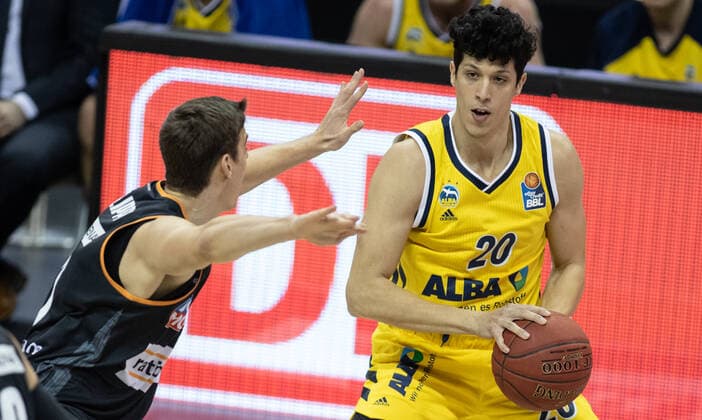 19 12 2020, Berlin, Basketball, 1 Bundesliga, easyCredit BBL, Hauptrunde, 7 Spieltag, Mercedes Benz Arena ALBA Berlin ratiopharm Ulm Christoph Philipps of ratiopharm Ulm fights ALBAs Simone Fontecchio r for the ball ALBA Berlin ratiopharm Ulm