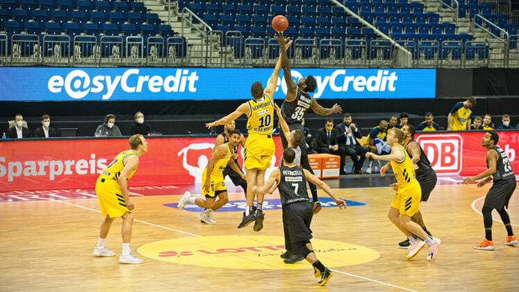 v l Tim Schneider Alba, Aric Holman Ulm, tipoff 19 12 2020, BBL, Alba Berlin vs Ratiopharm Ulm, at Mercedes Benz Arena, GER, Berlin, 19 12 2020, BBL, Alba vs Ulm Berlin Copyright: xUwexKoch xEibner-Pressefotox EP_ukh