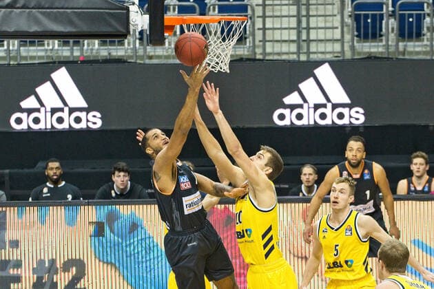 v l Demetrius Conger Ulm, Tim Schneider Alba, 19 12 2020, BBL, Alba Berlin vs Ratiopharm Ulm, at Mercedes Benz Arena, GER, Berlin, 19 12 2020, BBL, Alba vs Ulm Berlin Copyright: xUwexKoch xEibner-Pressefotox EP_ukh