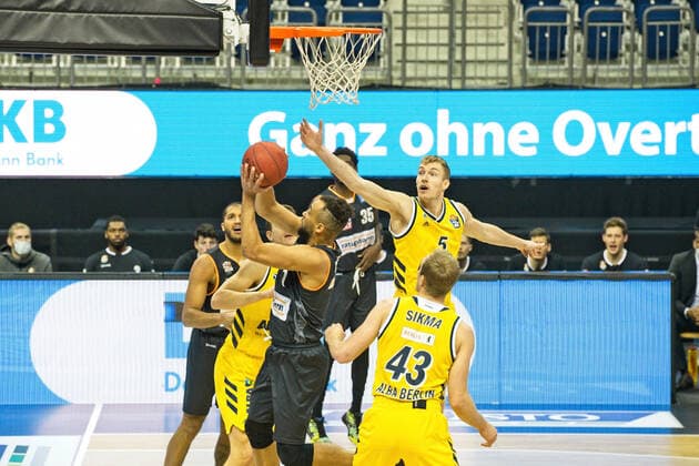 v l Demetrius Conger Ulm, Niels Giffey Alba, 19 12 2020, BBL, Alba Berlin vs Ratiopharm Ulm, at Mercedes Benz Arena, GER, Berlin, 19 12 2020, BBL, Alba vs Ulm Berlin Copyright: xUwexKoch xEibner-Pressefotox EP_ukh