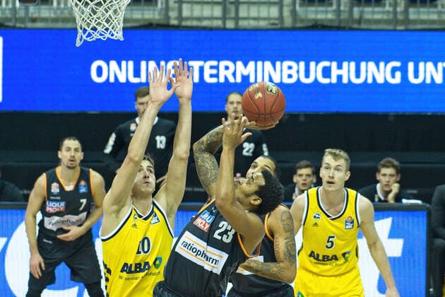 v l Tim Schneider Alba, Troy Caupain Ulm, 19 12 2020, BBL, Alba Berlin vs Ratiopharm Ulm, at Mercedes Benz Arena, GER, Berlin, 19 12 2020, BBL, Alba vs Ulm Berlin Copyright: xUwexKoch xEibner-Pressefotox EP_ukh