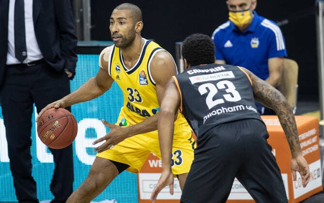 19 12 2020, Berlin, Basketball, 1 Bundesliga, easyCredit BBL, Hauptrunde, 7 Spieltag, Mercedes Benz Arena ALBA Berlin ratiopharm Ulm ALBAs Jayson Granger l fights Troy Caupain of ratiopharm Ulm for the ball ALBA Berlin ratiopharm Ulm