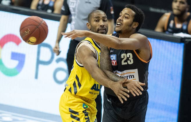 19 12 2020, Berlin, Basketball, 1 Bundesliga, easyCredit BBL, Hauptrunde, 7 Spieltag, Mercedes Benz Arena ALBA Berlin ratiopharm Ulm ALBAs Jayson Granger l fights Troy Caupain of ratiopharm Ulm for the ball ALBA Berlin ratiopharm Ulm