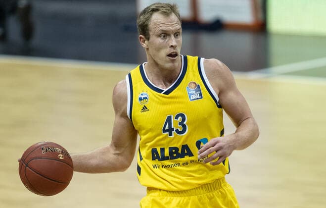 19 12 2020, Berlin, Basketball, 1 Bundesliga, easyCredit BBL, Hauptrunde, 7 Spieltag, Mercedes Benz Arena ALBA Berlin ratiopharm Ulm ALBAs Luke Sikma plays the ball ALBA Berlin ratiopharm Ulm