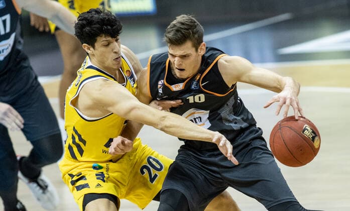 19 12 2020, Berlin, Basketball, 1 Bundesliga, easyCredit BBL, Hauptrunde, 7 Spieltag, Mercedes Benz Arena ALBA Berlin ratiopharm Ulm ALBAs Simone Fontecchio l fights against Christoph Philipps of ratiopharm Ulm for the ball ALBA Berlin ratiopharm Ulm