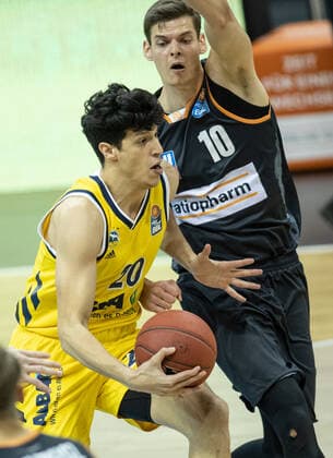 19 12 2020, Berlin, Basketball, 1 Bundesliga, easyCredit BBL, Hauptrunde, 7 Spieltag, Mercedes Benz Arena ALBA Berlin ratiopharm Ulm ALBAs Simone Fontecchio l fights against Christoph Philipps of ratiopharm Ulm for the ball ALBA Berlin ratiopharm Ulm