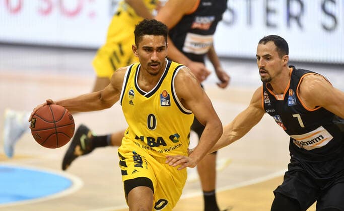 Maodo Lo ALBA , with ball, right John Petrucelli Ulm , ALBA Berlin ratiopharm Ulm Basketball, easy Credit BBL , men, men, men, season 2020 2021 Berlin, 19 12 2020, Mercedes Benz Arena