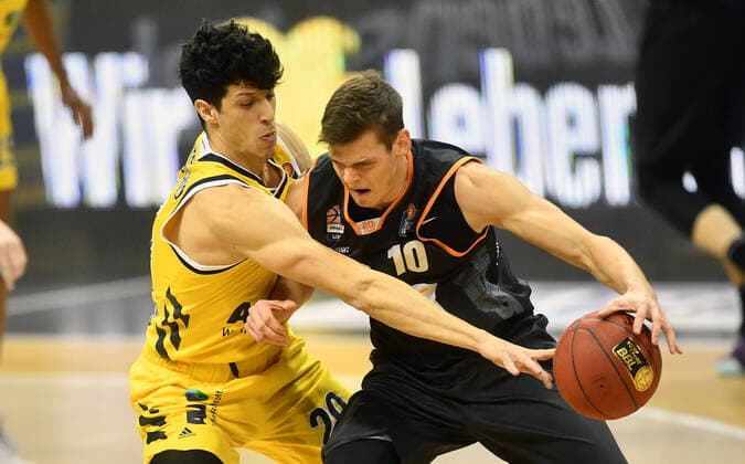 Christoph Philipps Ulm , with ball, left Simone Fontecchio ALBA , ALBA Berlin ratiopharm Ulm Basketball, easy Credit BBL , men, men, season 2020 2021 Berlin, 19 12 2020, Mercedes Benz Arena