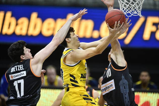 Simone Fontecchio ALBA , throwing, right Christoph Philipps Ulm , left Nicolas Bretzel Ulm , ALBA Berlin ratiopharm Ulm Basketball, easy Credit BBL , men, men, men, season 2020 2021 Berlin, 19 12 2020, Mercedes Benz Arena