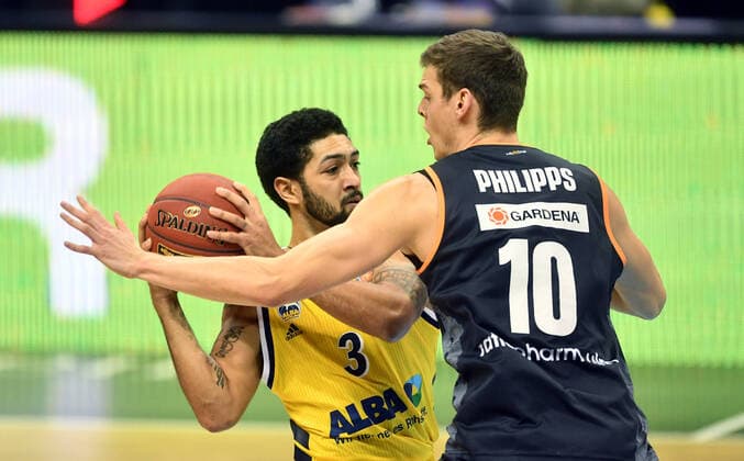 Peyton Siva ALBA , with ball, right Christoph Philipps Ulm , ALBA Berlin ratiopharm Ulm Basketball, easy Credit BBL , men, men, season 2020 2021 Berlin, 19 12 2020, Mercedes Benz Arena