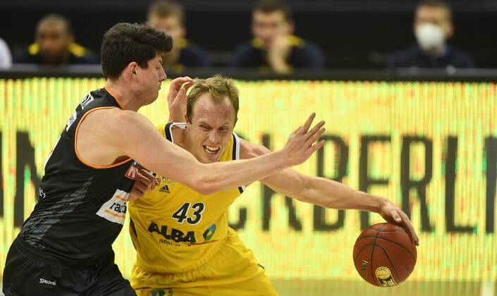 Luke Sikma ALBA , with ball, left Nicolas Bretzel Ulm , ALBA Berlin ratiopharm Ulm Basketball, easy Credit BBL , men, men, men, season 2020 2021 Berlin, 19 12 2020, Mercedes Benz Arena