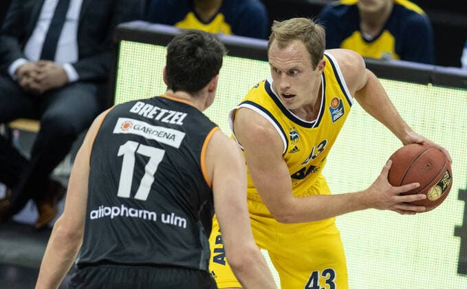 19 12 2020, Berlin, Basketball, 1 Bundesliga, easyCredit BBL, Hauptrunde, 7 Spieltag, Mercedes Benz Arena ALBA Berlin ratiopharm Ulm ALBAs Luke Sikma r fights Nicolas Bretzel of ratiopharm Ulm for the ball ALBA Berlin ratiopharm Ulm