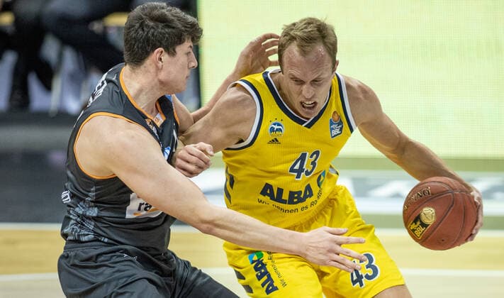 19 12 2020, Berlin, Basketball, 1 Bundesliga, easyCredit BBL, Hauptrunde, 7 Spieltag, Mercedes Benz Arena ALBA Berlin ratiopharm Ulm ALBAs Luke Sikma r fights Nicolas Bretzel of ratiopharm Ulm for the ball ALBA Berlin ratiopharm Ulm
