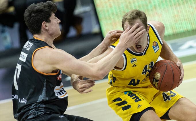 19 12 2020, Berlin, Basketball, 1 Bundesliga, easyCredit BBL, Hauptrunde, 7 Spieltag, Mercedes Benz Arena ALBA Berlin ratiopharm Ulm ALBAs Luke Sikma r fights Nicolas Bretzel of ratiopharm Ulm for the ball ALBA Berlin ratiopharm Ulm