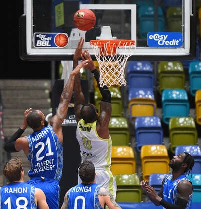 19 12 2020, xhbx, Basketball BBL Bundesliga, Frankfurt Skyliners medi Bayreuth emspor, v l Kamari Murphy Fraport Skyliners Frankfurt , Dererk Pardon medi Bayreuth 0 DFL DFB REGULATIONS PROHIBIT ANY USE OF PHOTOGRAPHS as IMAGE SEQUENCES and or QUASI VIDEO Frankfurt am Main