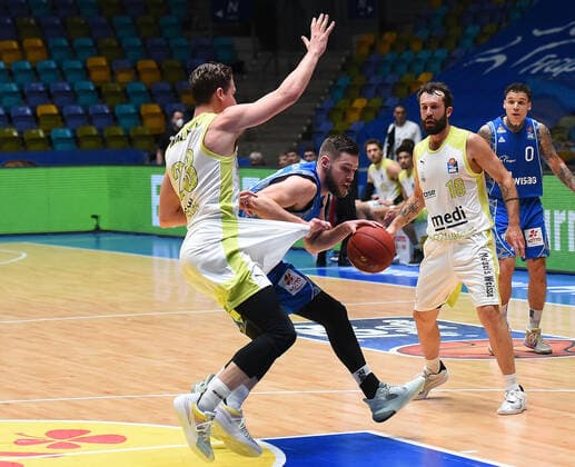 19 12 2020, xhbx, Basketball BBL Bundesliga, Frankfurt Skyliners medi Bayreuth emspor, v l David Walker medi Bayreuth , Jon Axel Gudmundsson Fraport Skyliners Frankfurt DFL DFB REGULATIONS PROHIBIT ANY USE OF PHOTOGRAPHS as IMAGE SEQUENCES and or QUASI VIDEO Frankfurt am Main