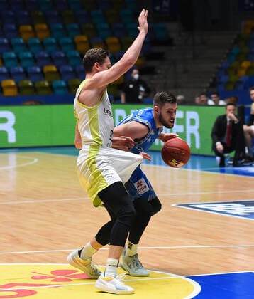 19 12 2020, xhbx, Basketball BBL Bundesliga, Frankfurt Skyliners medi Bayreuth emspor, v l David Walker medi Bayreuth , Jon Axel Gudmundsson Fraport Skyliners Frankfurt DFL DFB REGULATIONS PROHIBIT ANY USE OF PHOTOGRAPHS as IMAGE SEQUENCES and or QUASI VIDEO Frankfurt am Main