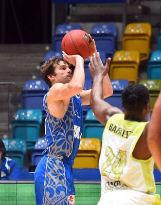 19 12 2020, xhbx, Basketball BBL Bundesliga, Frankfurt Skyliners medi Bayreuth emspor, v l Joe Rahon Fraport Skyliners Frankfurt , Frank Bartley medi Bayreuth DFL DFB REGULATIONS PROHIBIT ANY USE OF PHOTOGRAPHS as IMAGE SEQUENCES and or QUASI VIDEO Frankfurt am Main