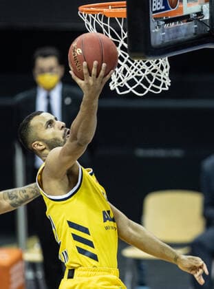 19 12 2020, Berlin, Basketball, 1 Bundesliga, easyCredit BBL, Hauptrunde, 7 Spieltag, Mercedes Benz Arena ALBA Berlin ratiopharm Ulm ALBAs Johannes Thiemann jumps with the ball to the basket ALBA Berlin ratiopharm Ulm
